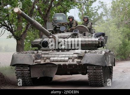 I membri di servizio delle truppe pro-russe guidano un carro armato durante il conflitto Ucraina-Russia nella regione di Donetsk, Ucraina 22 maggio 2022. REUTERS/Alexander Ermochenko