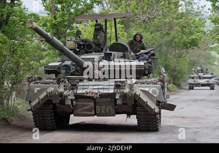 I membri di servizio delle truppe pro-russe guidano un carro armato durante il conflitto Ucraina-Russia nella regione di Donetsk, Ucraina 22 maggio 2022. REUTERS/Alexander Ermochenko