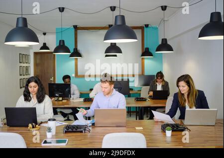 Azienda di colleghi multietnici che lavorano in ufficio Foto Stock