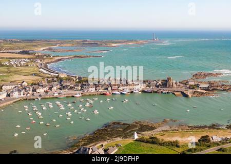 Barfleur, Francia Porto di pesca di Barfleur sulla costa della Normandia con pescherecci da traino ancorati Foto Stock