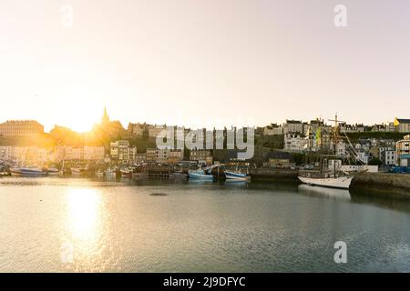 La strada portuale della città di Granville in Europa, Francia, Normandia, Manica, in primavera, in una giornata di sole. Foto Stock