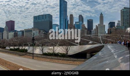 Chicago, il - 23 APRILE 2022: Passaggio pubblico BP nel Millennium Park Foto Stock