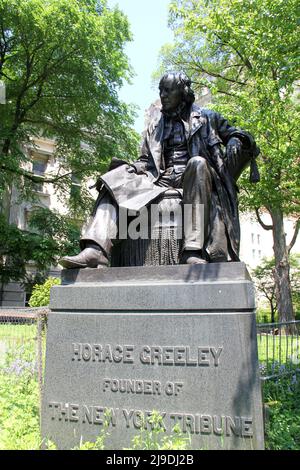 Statua di Horace Greeley, di Alexander Doyle, dedicata nel 1894, sui terreni del Municipio di New York, New York, NY, USA Foto Stock