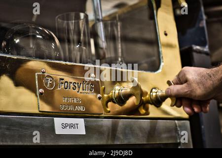 La distilleria Torabhaig sull'isola di Skye, Scozia. Ancora l'uomo controlla i livelli di alcool nella cassaforte dello Spirito. Foto Stock