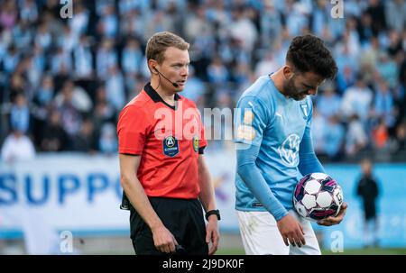 Malmoe, Svezia. 22nd maggio 2022. L'arbitro Fredrik Klitte ha visto durante la partita Allsvenskan tra Malmoe FF e BK Hacken all'Eleda Stadion di Malmoe. (Photo Credit: Gonzales Photo/Alamy Live News Foto Stock