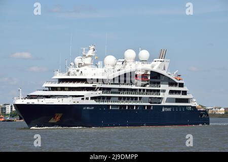 Pagando la sua prima visita a Londra, la nuova nave da crociera Ponant LE BELLOT fa la sua prima chiamata al fiume Tamigi a Londra Foto Stock