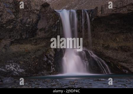 Cascata Skutafoss nella valle di Thorgeirsstadadalur nell'Islanda orientale in un giorno d'autunno soleggiato Foto Stock