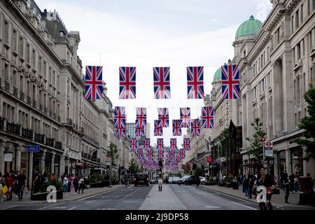 Londra, Regno Unito. 22nd maggio 2022. Vista della bandiera di Union Jack a Regent Street, Londra. La decorazione delle bandiere di Union Jack è vista nel centro di Londra in preparazione al Giubileo del platino della Regina, che segna il 70th anniversario dell'adesione della Regina al trono. Il 2nd-5th giugno si svolgerà uno speciale weekend Platinum Jubilee esteso. Credit: SOPA Images Limited/Alamy Live News Foto Stock