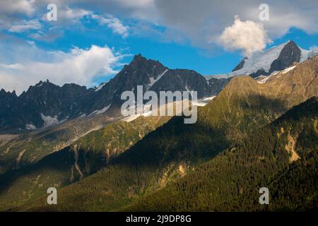 Massiccio del Monte Bianco intorno a Les Houches in una serata di settembre, Francia Foto Stock