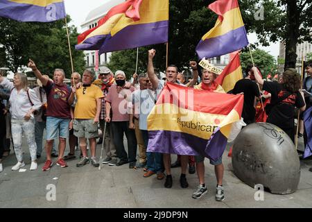 Madrid, Spagna. 22nd maggio 2022. I manifestanti detengono bandiere della Repubblica Spagnola durante la manifestazione anti-monarchia a Madrid. La protesta ha coinciso con il ritorno in Spagna dell'ex re Juan Carlos I. (Foto di Atilano Garcia/SOPA Images/Sipa USA) Credit: Sipa USA/Alamy Live News Foto Stock