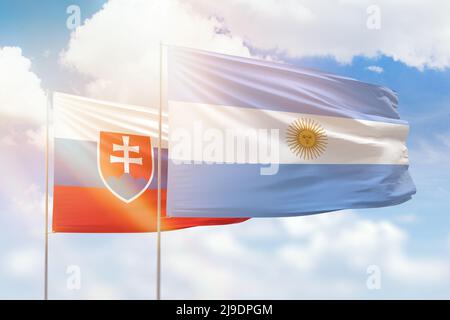 Cielo azzurro soleggiato e bandiere di argentina e slovacchia Foto Stock