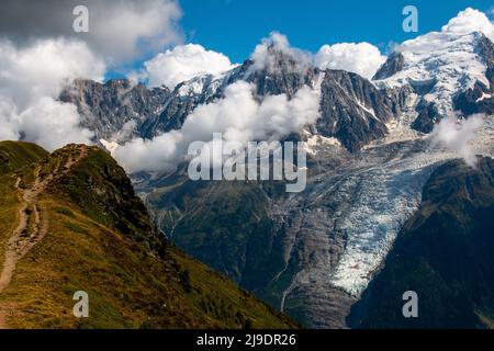 La vista dall'Aiguillette des Houches verso il Massif du Mont Blanc e il Glacier des Bossons, vicino a Les Houches, Alpi francesi Foto Stock