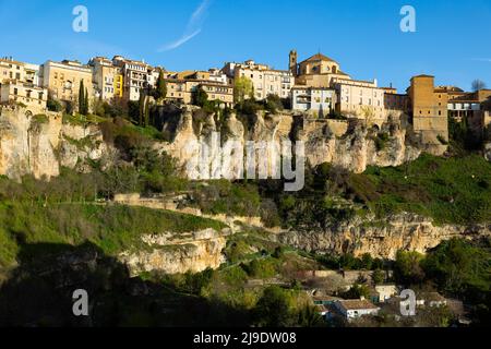 Storica città fortificata di Cuenca - Spagna. Questa vista mostra le case di sospensione appollaiate sulla scogliera Foto Stock