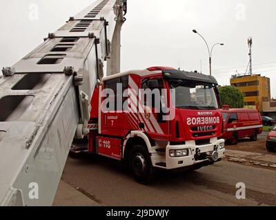 Un camion di pompiere Magirus Iveco 180E28 dal corpo generale dei pompieri volontari del Perù - CGBVP - estendendo la sua gru telescopica Foto Stock