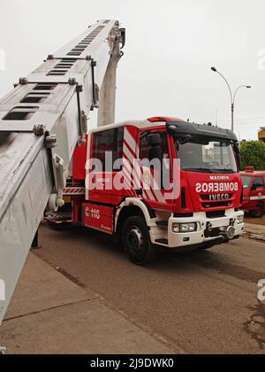 Un camion di pompiere Magirus Iveco 180E28 dal corpo generale dei pompieri volontari del Perù - CGBVP - estendendo la sua gru telescopica Foto Stock