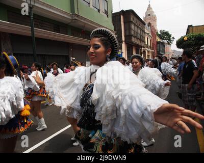 I ballerini peruviani tradizionali prendono parte al festival della Vergine di Candelaria, a Lima. Popolare a Puno, in Perù e in Bolivia, il festival è stato esportato nella capitale del Perù da migranti altopiani e loro discendenti. Più di 50 troupi provenienti da diverse scuole folcloristiche marciarono attraverso le strade principali del centro di Lima. Foto Stock