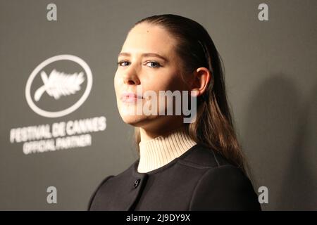 Cannes, Francia. 22nd maggio 2022. Ninja Thyberg arriva al Kering Women in Motion Awards - Festival del Cinema di Cannes, Place de la Castre, Cannes, Francia. Credit: Doreen Kennedy/Alamy Live News. Foto Stock