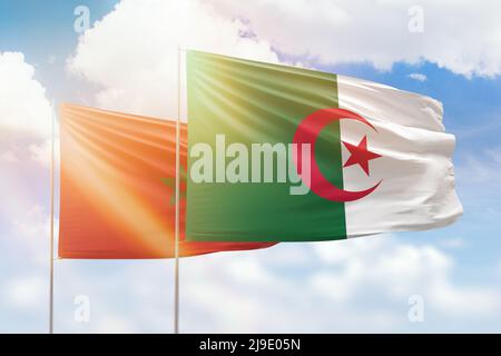 Cielo azzurro soleggiato e bandiere di algeria e marocco Foto Stock