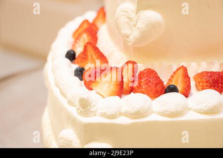 Una torta per matrimoni. Vengono utilizzate molte fragole. Foto Stock