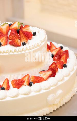 Una torta per matrimoni. Vengono utilizzate molte fragole. Foto Stock