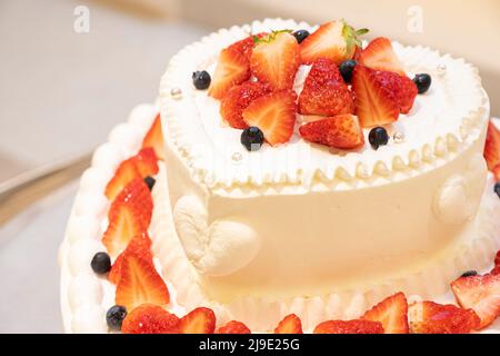 Una torta per matrimoni. Vengono utilizzate molte fragole. Foto Stock