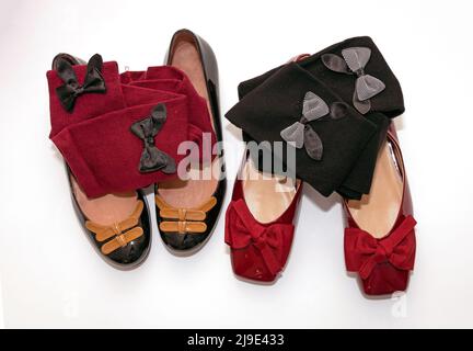 Eleganti scarpe donna in pelle ballerina piatta verniciata con calze decorative ad arco isolate su sfondo bianco Foto Stock