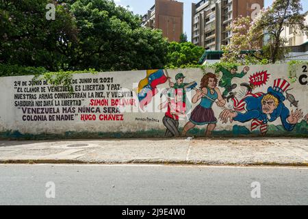 22 maggio 2022, Caracas, Miranda, Venezuela: Un murale con immagini di venezuelani espulsi a zio Sam (Stati Uniti d'America) con una frase del defunto presidente Hugo Chavez ... Venezuela non sarà mai più una colonia di nessuno. (Credit Image: © Jimmy Villalta/ZUMA Press Wire) Foto Stock