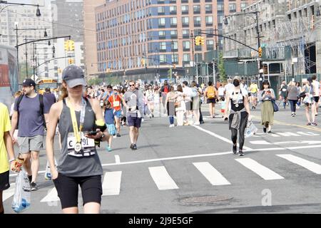 21 maggio 2022, Brooklyn, USA: (NUOVA) Brooklyn Half Marathon 13,1-Mile Race. 21 maggio 2022, Brooklyn, New York, USA: La mezza maratona di Brooklyn torna quest'anno dopo una pausa di tre anni che inizia a Prospect Park e termina a Coney Island. Si prevede che circa 22.000 corridori parteciperanno alla gara di 13,1 miglia sponsorizzata dalla Royal Bank of Canada e con alcune chiusure stradali. I vincitori sono Men: Teshome Asfaha, New York, NY Ã¢â‚¬â€œ 1:01:47. Donne: Lily Anderson, Wilmington, DE Ã¢â‚¬â€œ 1:18:00. .Credit: Niyi Fote/Thenews2 (Credit Image: © Niyi Fote/TheNEWS2 via ZUMA Press Wire) Foto Stock