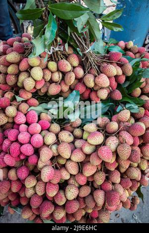 Dhaka, Bangladesh. 22nd maggio 2022. Lichi è un frutto molto popolare in Bangladesh. I venditori vendono lichi per strada. Credit: Pacific Press Media Production Corp./Alamy Live News Foto Stock