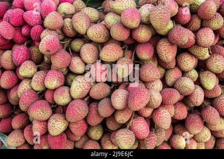 Dhaka, Bangladesh. 22nd maggio 2022. Lichi è un frutto molto popolare in Bangladesh. I venditori vendono lichi per strada. Credit: Pacific Press Media Production Corp./Alamy Live News Foto Stock