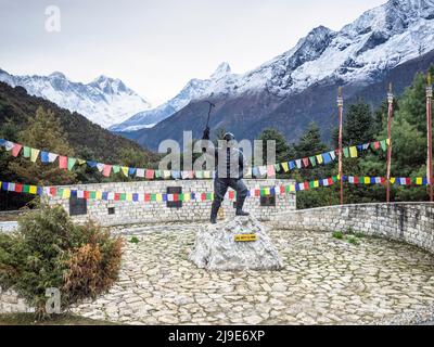 Statua di bronzo di Tenzing Norgay Sherpa di fronte a Everest (8850m), Lhotse (8516m) e ama Dablam (6856m) presso il Centro visitatori Sagarmatha NP, Namche Foto Stock