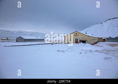 Edifici abbandonati presso l'ex insediamento minerario sovietico di Pyramiden a Svalbard. Pyramiden fu chiusa nel 1998 e fu in gran parte abbandonata. I minatori provenivano principalmente dalla regione di Donbas, nell'Ucraina orientale. Foto Stock