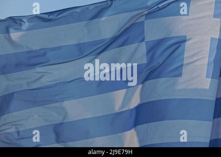 La bandiera nazionale greca svanita nel vento Foto Stock