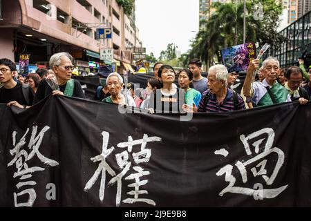 A guidare la marcia vi è l'ex legislatore Claudia Mo e gli alti partecipanti del movimento a favore della democrazia durante la manifestazione. Le proteste a favore della democrazia sono scoppiate e si sono intensificati in conflitti urbani quando il governo di Hong Kong, sotto il governo cinese, ha rifiutato di ritirare un controverso disegno di legge sull'estradizione e ha condonato la brutalità della polizia contro i manifestanti inizialmente pacifici. Foto Stock