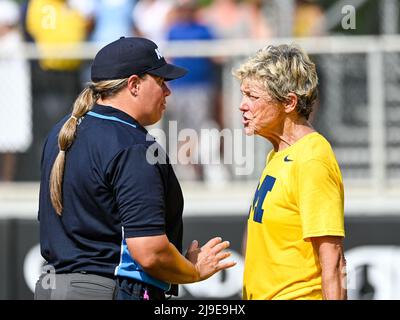 22 maggio 2022: Michigan testa allenatore Carol Hutchins domande home plate umpire Leah Bowen Daume durante NCAA Orlando Regional Softball gioco azione tra UCF e Michigan. UCF avanza ai Super Regionals dopo aver sconfitto il Michigan 9-4 al complesso UCF Softball di Orlando, Fl Romeo T Guzman/SDSU Foto Stock