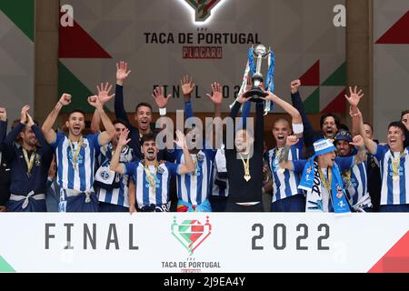 Oeiras. 22nd maggio 2022. Sergio Conceicao, allenatore del FC Porto e giocatori di squadra, festeggia con il trofeo dopo aver vinto la partita di calcio finale della Coppa del Portogallo tra il FC Porto e il CD Tondela allo stadio Jamor National di Oeiras, Portogallo, il 22 maggio 2022. Credit: Pedro Fiuza/Xinhua/Alamy Live News Foto Stock