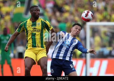 Oeiras. 22nd maggio 2022. Pepe (R) del FC Porto vies con Modibo Sagnan del CD Tondela durante la partita di calcio finale della Coppa del Portogallo tra il FC Porto e il CD Tondela allo stadio Jamor National di Oeiras, Portogallo, il 22 maggio 2022. Credit: Pedro Fiuza/Xinhua/Alamy Live News Foto Stock