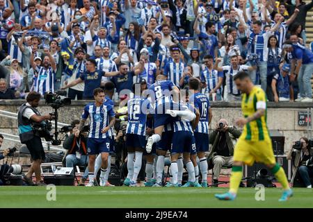 Oeiras. 22nd maggio 2022. I giocatori del FC Porto festeggiano per gol durante la partita di calcio finale della Coppa del Portogallo tra il FC Porto e il CD Tondela allo stadio Jamor National di Oeiras, Portogallo, il 22 maggio 2022. Credit: Pedro Fiuza/Xinhua/Alamy Live News Foto Stock