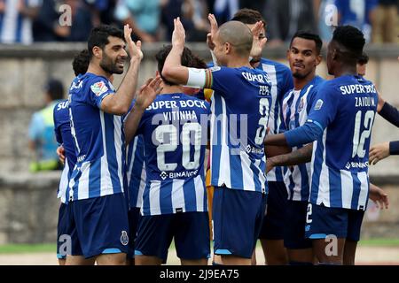 Oeiras. 22nd maggio 2022. I giocatori del FC Porto festeggiano per gol durante la partita di calcio finale della Coppa del Portogallo tra il FC Porto e il CD Tondela allo stadio Jamor National di Oeiras, Portogallo, il 22 maggio 2022. Credit: Pedro Fiuza/Xinhua/Alamy Live News Foto Stock