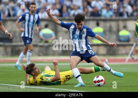 Oeiras. 22nd maggio 2022. Vitinha (R) del FC Porto spara durante la partita di calcio della finale di Coppa del Portogallo tra il FC Porto e il CD Tondela allo stadio Jamor National di Oeiras, Portogallo, il 22 maggio 2022. Credit: Pedro Fiuza/Xinhua/Alamy Live News Foto Stock