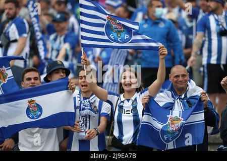 Oeiras. 22nd maggio 2022. I tifosi del FC Porto reagiscono durante la partita di calcio della finale di Coppa del Portogallo tra il FC Porto e il CD Tondela allo stadio Jamor National di Oeiras, Portogallo, il 22 maggio 2022. Credit: Pedro Fiuza/Xinhua/Alamy Live News Foto Stock