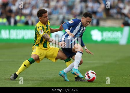 Oeiras. 22nd maggio 2022. Pepe (R) del FC Porto vies con NetoBorges del CD Tondela durante la partita di calcio finale della Coppa del Portogallo tra il FC Porto e il CD Tondela allo stadio Jamor National di Oeiras, Portogallo, il 22 maggio 2022. Credit: Pedro Fiuza/Xinhua/Alamy Live News Foto Stock