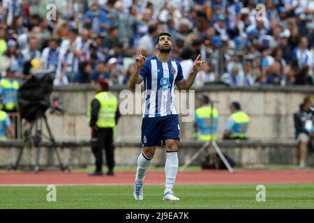 Oeiras. 22nd maggio 2022. Mehdi Taremi del FC Porto festeggia dopo aver segnato durante la finale di Coppa del Portogallo partita di calcio tra FC Porto e CD Tondela allo stadio Jamor National di Oeiras, Portogallo, il 22 maggio 2022. Credit: Pedro Fiuza/Xinhua/Alamy Live News Foto Stock