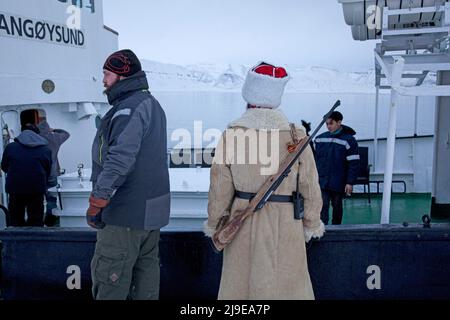 Ottobre 15, 2015, Svalbard, Norvegia: Guide e guide Piramiden Sacha Romanovsky (R) da San Pietroburgo, Russia visto presso l'ex insediamento minerario sovietico del carbone di Pyramiden. Pyramiden fu chiusa nel 1998 e fu in gran parte abbandonata. I minatori provenivano principalmente dalla regione di Donbas, nell'Ucraina orientale. (Credit Image: © Joe M o'Brien/SOPA Images via ZUMA Press Wire) Foto Stock