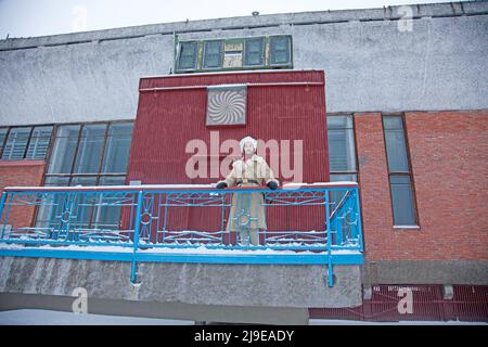 15 ottobre 2015, Svalbard, Norvegia: Guida Sacha Romanovsky da San Pietroburgo, Russia si trova di fronte al 'Palazzo Culturale' (centro ricreativo) . Pyramiden fu chiusa nel 1998 e fu in gran parte abbandonata. I minatori provenivano principalmente dalla regione di Donbas, nell'Ucraina orientale. (Credit Image: © Joe M o'Brien/SOPA Images via ZUMA Press Wire) Foto Stock