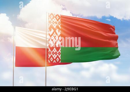 Cielo azzurro soleggiato e bandiere di bielorussia e polonia Foto Stock