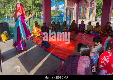 I lavoratori delle ONG locali che conducono un incontro nel cortile per formare le donne rurali su nutrizione, igiene e genere nel distretto di Satkhira nel sud del Bangladesh Foto Stock