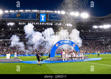 Durante la partita UEFA 'Women s Champions League 2021 2022' tra Barcelona Women 0-0 Lyon Women allo Stadio Allianz il 21 maggio 2022 a Torino, Italia. (Foto di Maurizio Borsari/AFLO)Final Joy Group con Trofeo (Olympique Lyonnais) Durante la partita UEFA 'Women s Champions League 2021 2022' tra Barcelona Women 1-3 Lyon Women allo Stadio Allianz il 21 maggio 2022 a Torino, Italia. (Foto di Maurizio Borsari/AFLO) Foto Stock