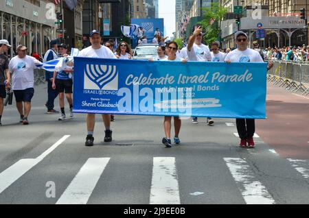 New York, New York, Stati Uniti. 22nd maggio 2022. I partecipanti saliscono sulla Fifth Avenue a New York City durante l'annuale Israel Parade il 22 maggio 2022. (Credit Image: © Ryan Rahman/Pacific Press via ZUMA Press Wire) Foto Stock