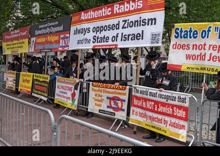 NEW YORK, NEW YORK - MAGGIO 22: Membri di Neturei Karta la protesta della setta ultra-ortodossa anti-sionista durante la festeggia la Parata di Israele il 22 maggio 2022 a New York City. Credit: Ron Adar/Alamy Live News Foto Stock